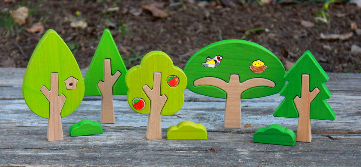 набор деревьев игрушек из дерева, деревянный лес. Яблоня, елочка, дерево со скворечником