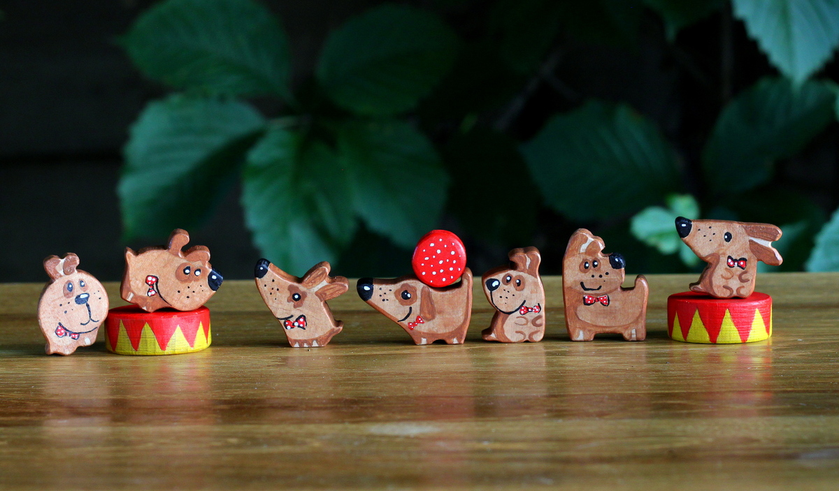 набор маленьких деревянных игрушек цирковых собачек с шарами и цирковыми тумбами